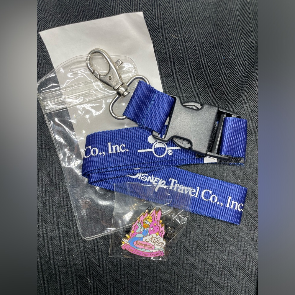 Disney Daisy Duck as Cinderella Pin and Lanyard Set